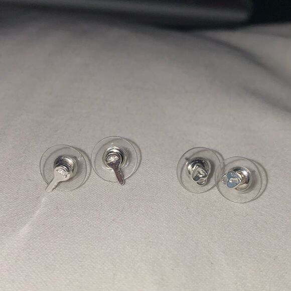 Free with Bundle of $20 or More Heart Lock and Key Silver Stud Earring - Picture 1 of 2